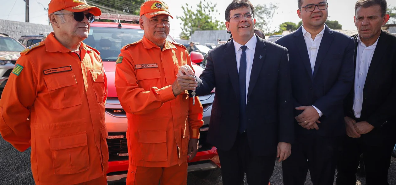 Rafael Fonteles cumprimentando oficiais
