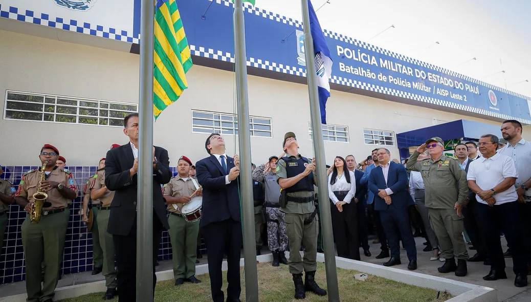 Rafael Fonteles hasteando a bandeira