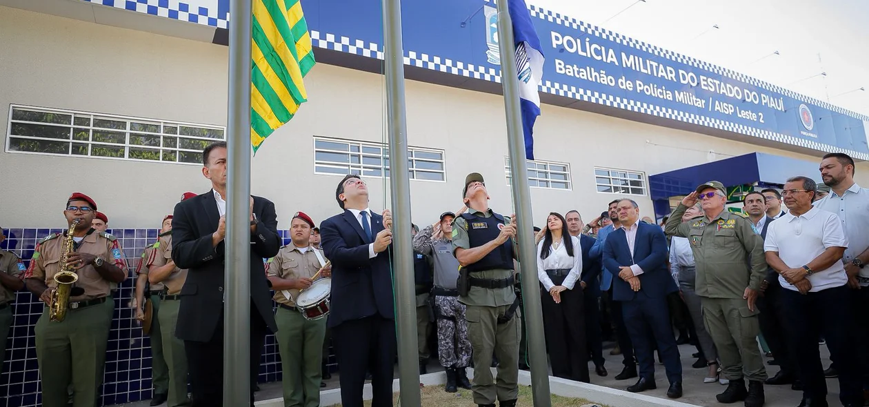 Rafael Fonteles hasteando a bandeira