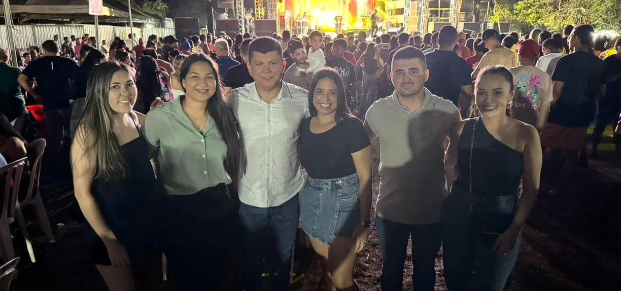 Rubens Vieira junto com populares em show