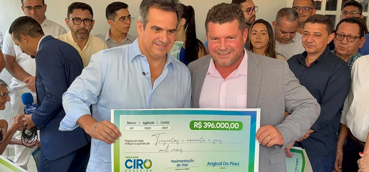 Senador entregando recursos para Angical do Piauí