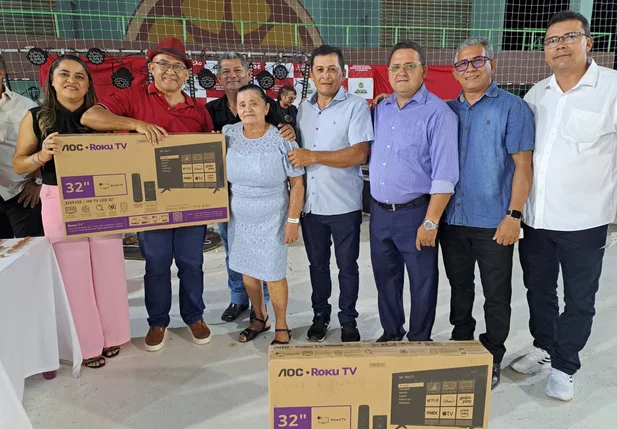 Servidores municipais tem noite de festa e reconhecimento em São João do Arraial