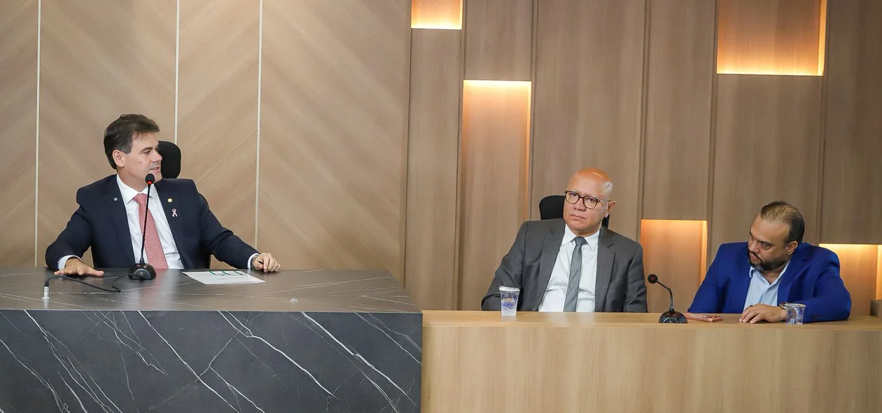 Severo Eulálio durante seu pronunciamento