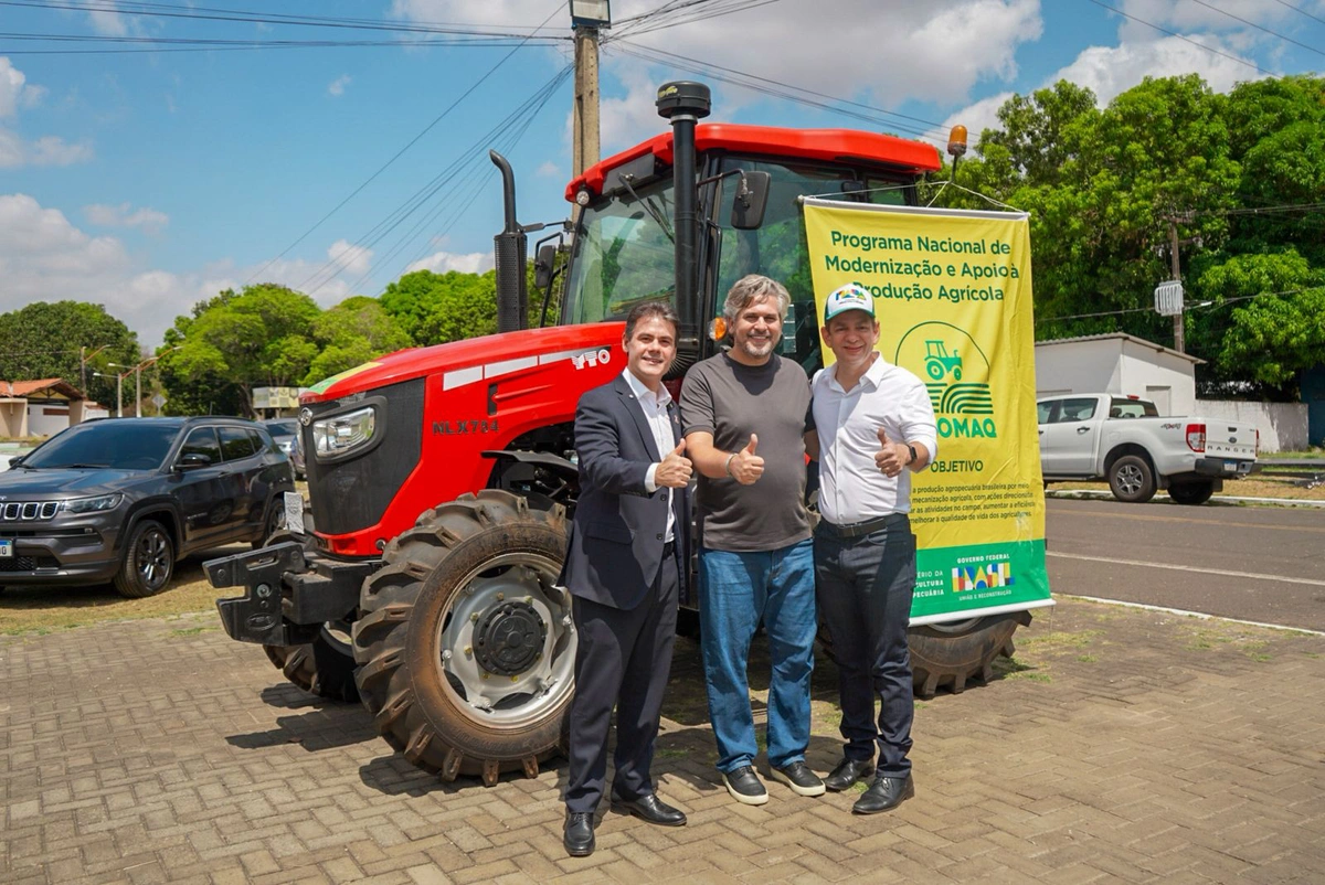 Severo Eulálio participa da entrega de trator para fortalecer a agrícola familiar em Picos
