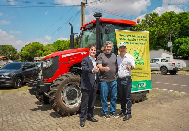 Severo Eulálio participa da entrega de trator para fortalecer a agrícola familiar em Picos