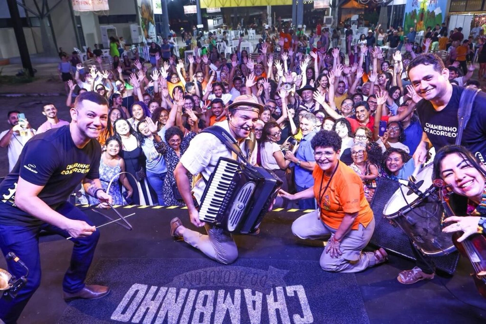Show com Chambinho do Acordeon encerrou feira