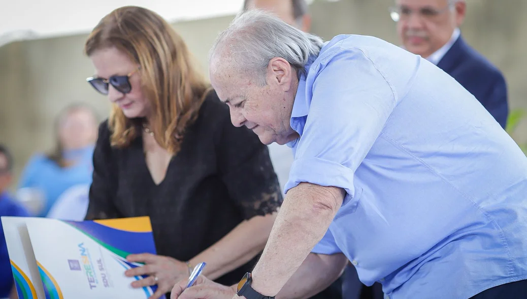 Sílvio Mendes assinando licitação