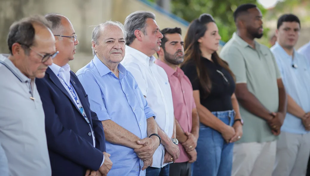 Solenidade com prefeito Sílvio Mendes
