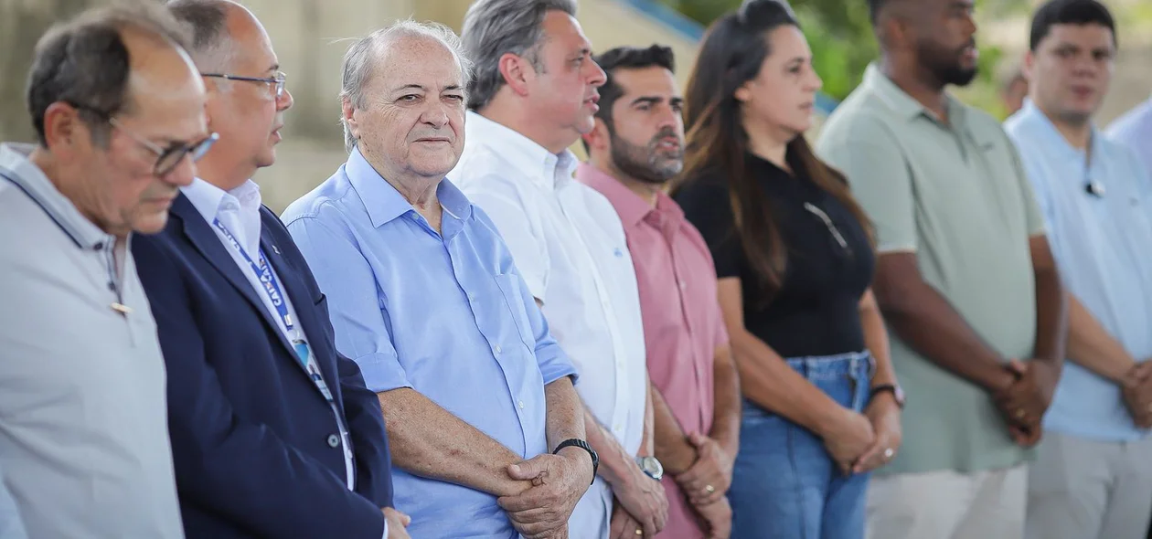 Solenidade com prefeito Sílvio Mendes