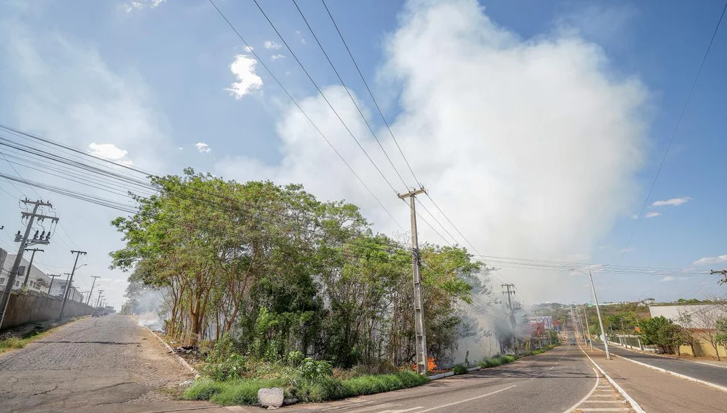 Terreno fica localizado próximo a depósitos e residências