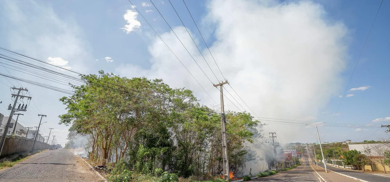 Terreno fica localizado próximo a depósitos e residências