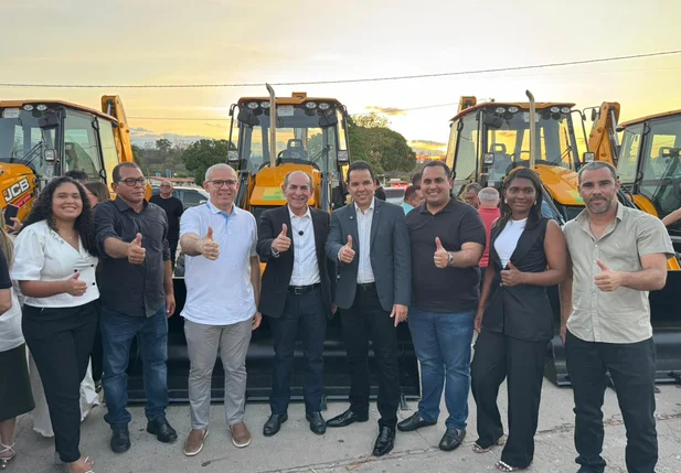 Tiago Vasconcelos participa da entrega de retroescavadeira em Coronel José Dias