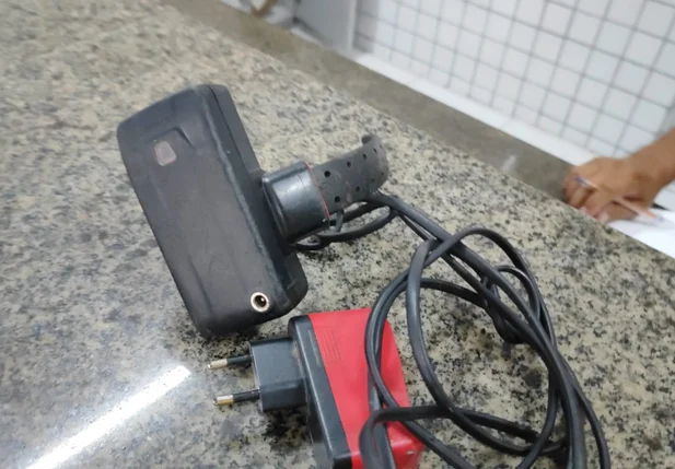 Tornozeleira eletrônica danificada