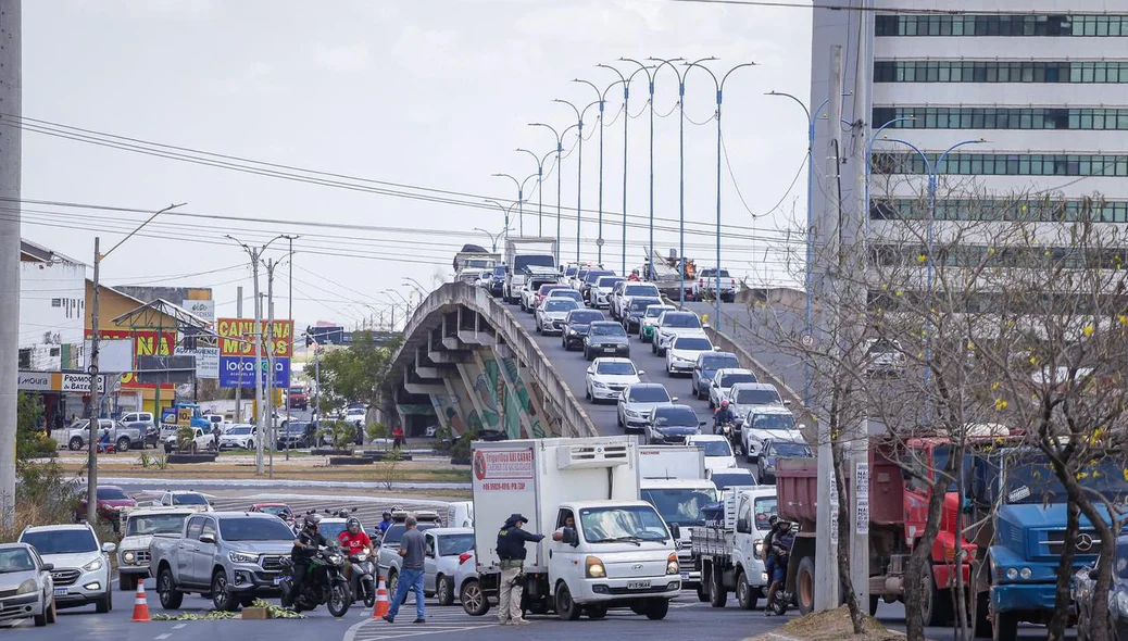 Trânsito congestionado nas imediações de onde ocorreu o incêndio