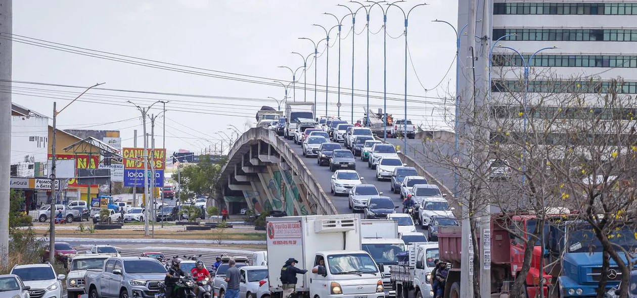 Trânsito congestionado nas imediações de onde ocorreu o incêndio