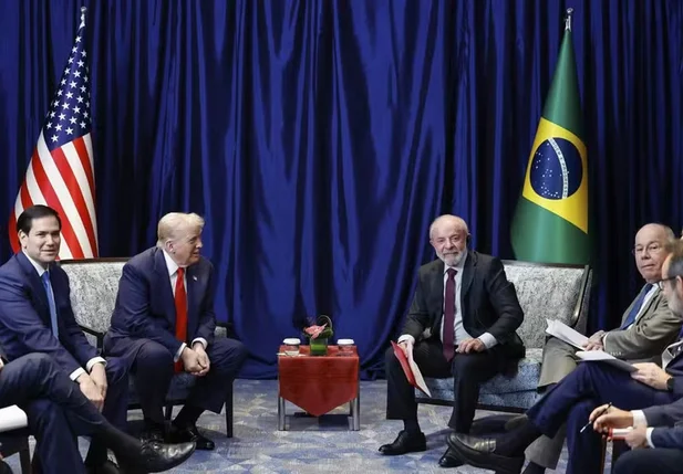 Trump e Lula durante encontro na Malásia