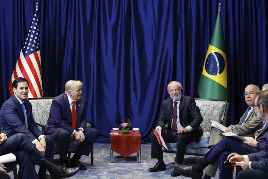 Trump e Lula durante encontro na Malásia