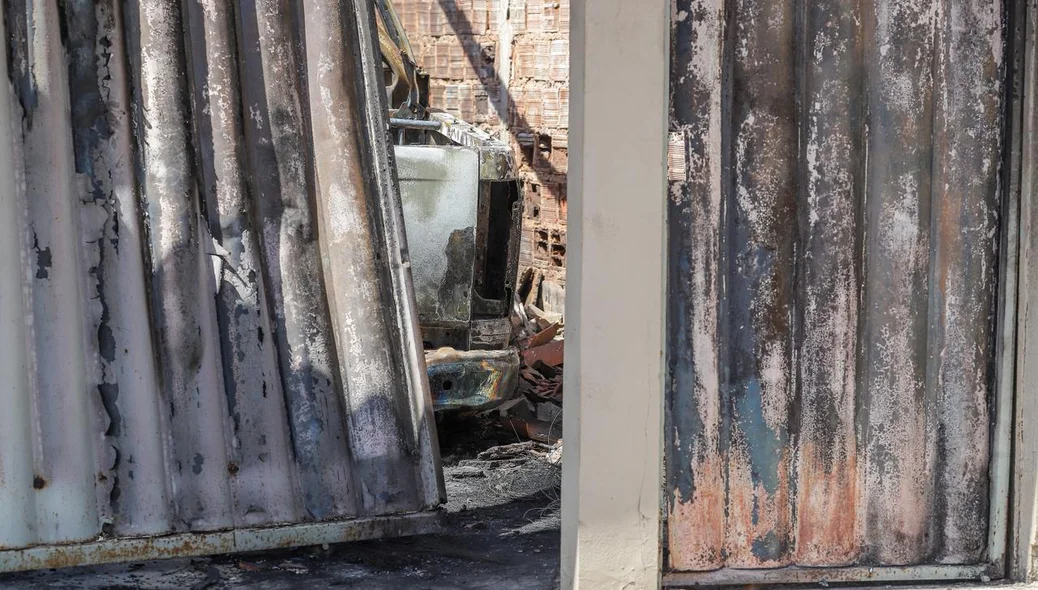 Um veículo dentro da casa ficou destruído
