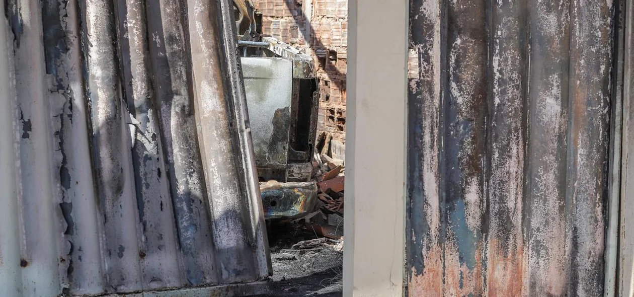 Um veículo dentro da casa ficou destruído