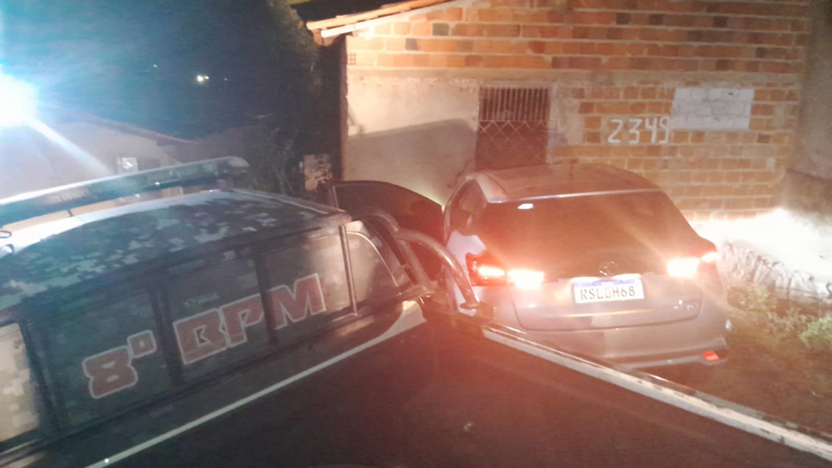 Veículo colidiu em uma residência durante a fuga