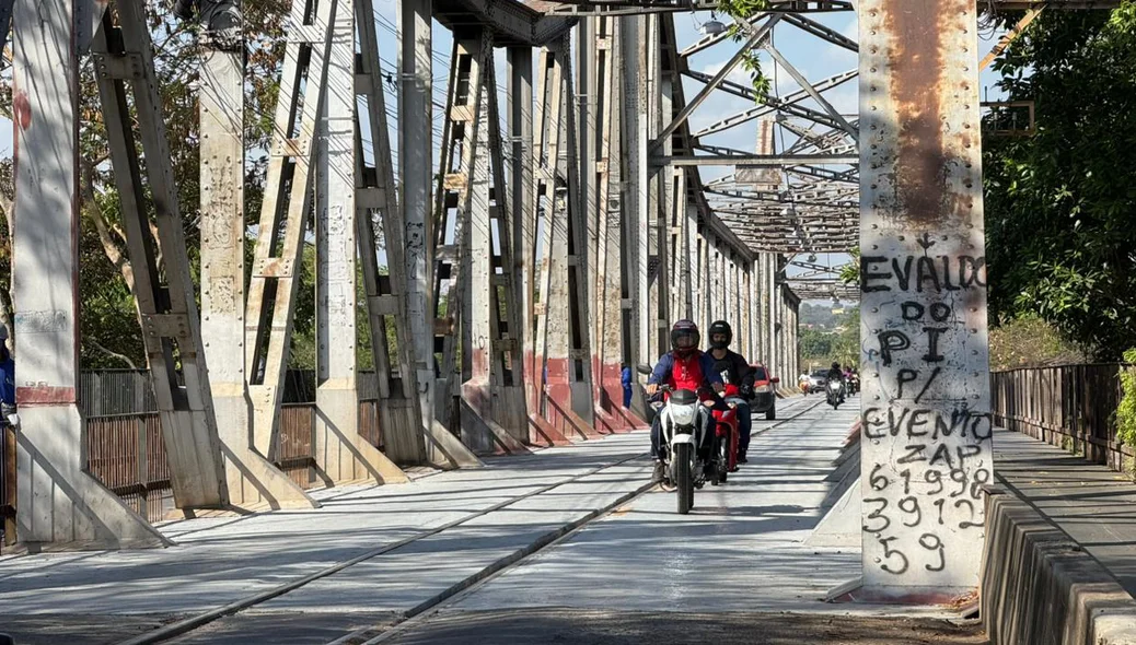 Veículos passando pela Ponte Metálica
