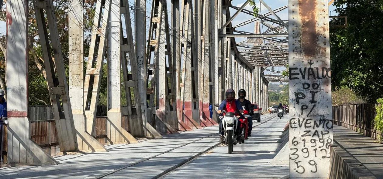 Veículos passando pela Ponte Metálica