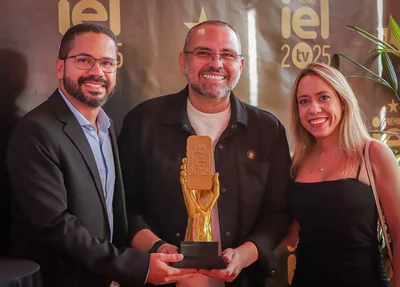 A diretora-geral de jornalismo, Raisa Brito e o jornalista Brunno Suênio celebraram o prêmio