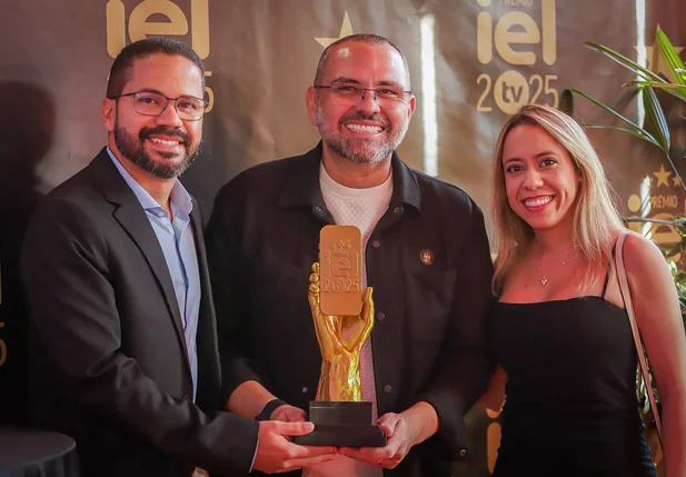 A diretora-geral de jornalismo, Raisa Brito e o jornalista Brunno Suênio celebraram o prêmio