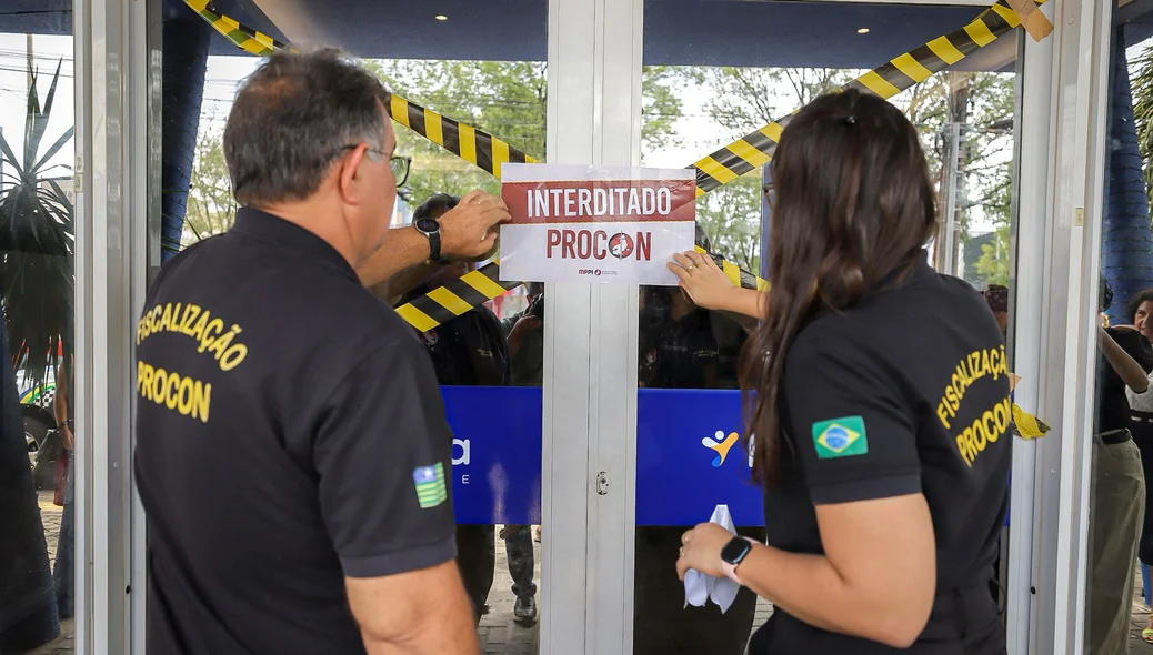 Agentes do Procon interditando o prédio