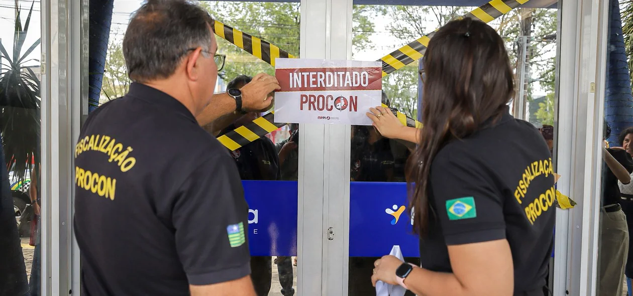 Agentes do Procon interditando o prédio