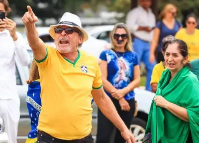 Apoiadores de Bolsonaro em frente a Polícia Federal