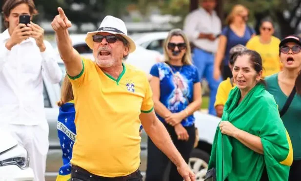 Apoiadores de Bolsonaro em frente a Polícia Federal