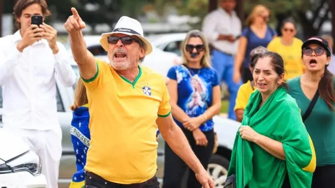 Apoiadores de Bolsonaro em frente a Polícia Federal