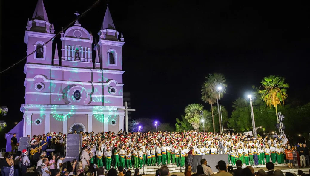Apresentação do Coral das Mil Vozes no adro da Igreja São Benedito
