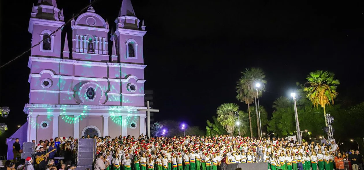 Apresentação do Coral das Mil Vozes no adro da Igreja São Benedito
