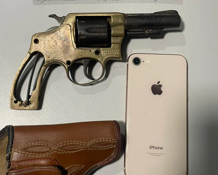 Arma e celular apreendidos