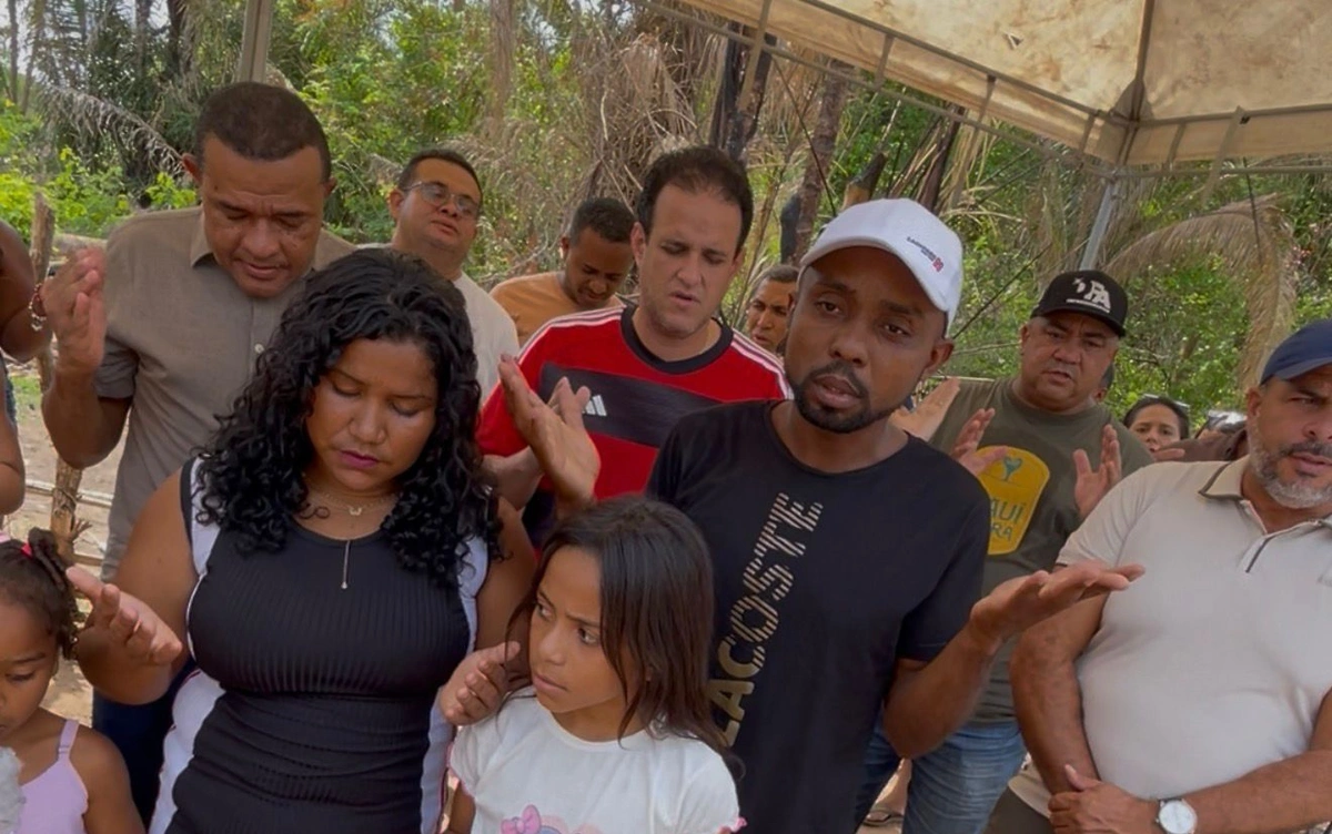 Augusto, a mulher e os filhos perderam tudo em um incêndio e receberam uma nova casa
