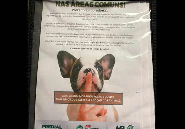Aviso em condomínio para moradores não alimentarem animais abandonados