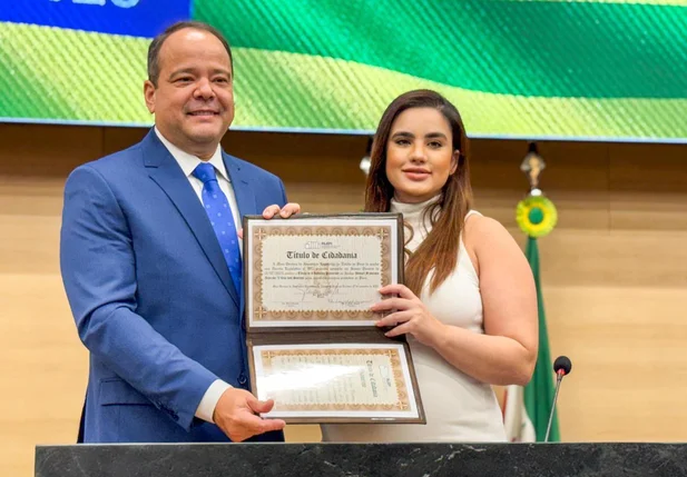 Bárbara do Firmino entrega título de Cidadania Piauiense para o empresário Ismael Francisco Vilela