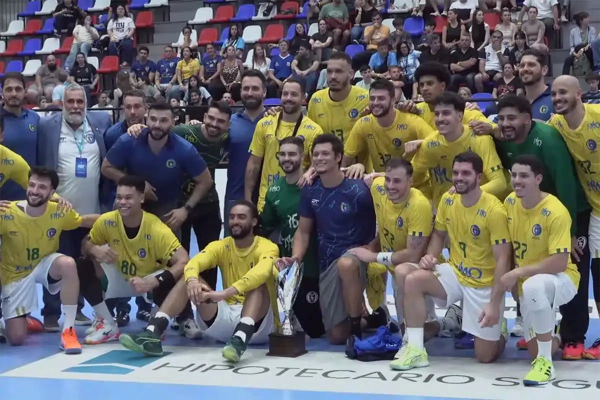 Brasil comemorando a vitória do Torneio Quatro Nações de Handebol