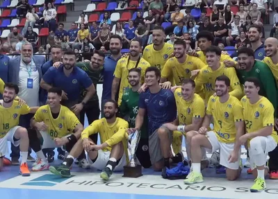 Brasil comemorando a vitória do Torneio Quatro Nações de Handebol