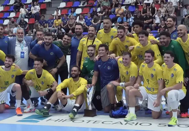 Brasil comemorando a vitória do Torneio Quatro Nações de Handebol