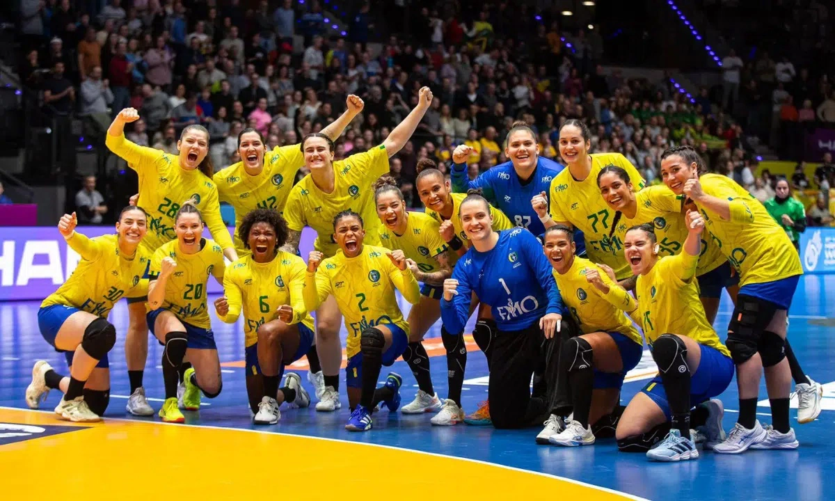 Brasil vence Cuba na estreia do Mundial Feminino