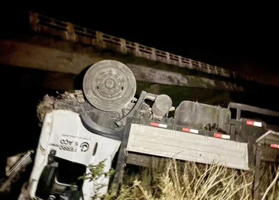 Caminhão caiu da ponte na BR 407 em Jaicós