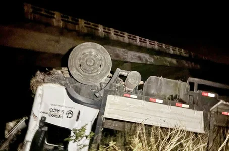 Caminhão caiu da ponte na BR 407 em Jaicós