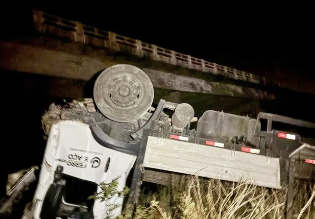 Caminhão caiu da ponte na BR 407 em Jaicós