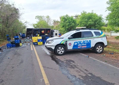 Caminhão com carga de cerveja tomba na PI 112 em União