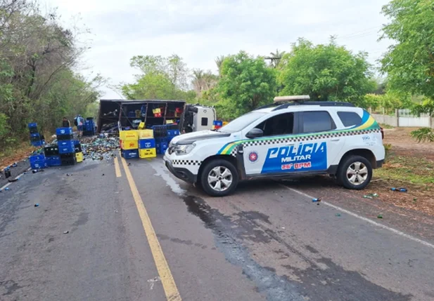 Caminhão com carga de cerveja tomba na PI 112 em União