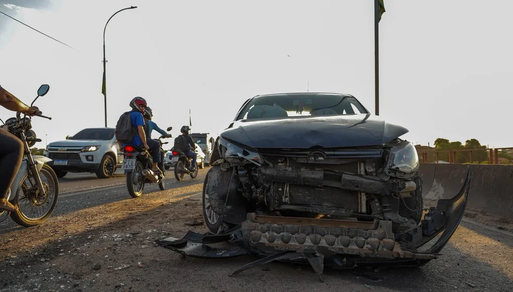 Caminhões colidiram na frente e na traseira do carro