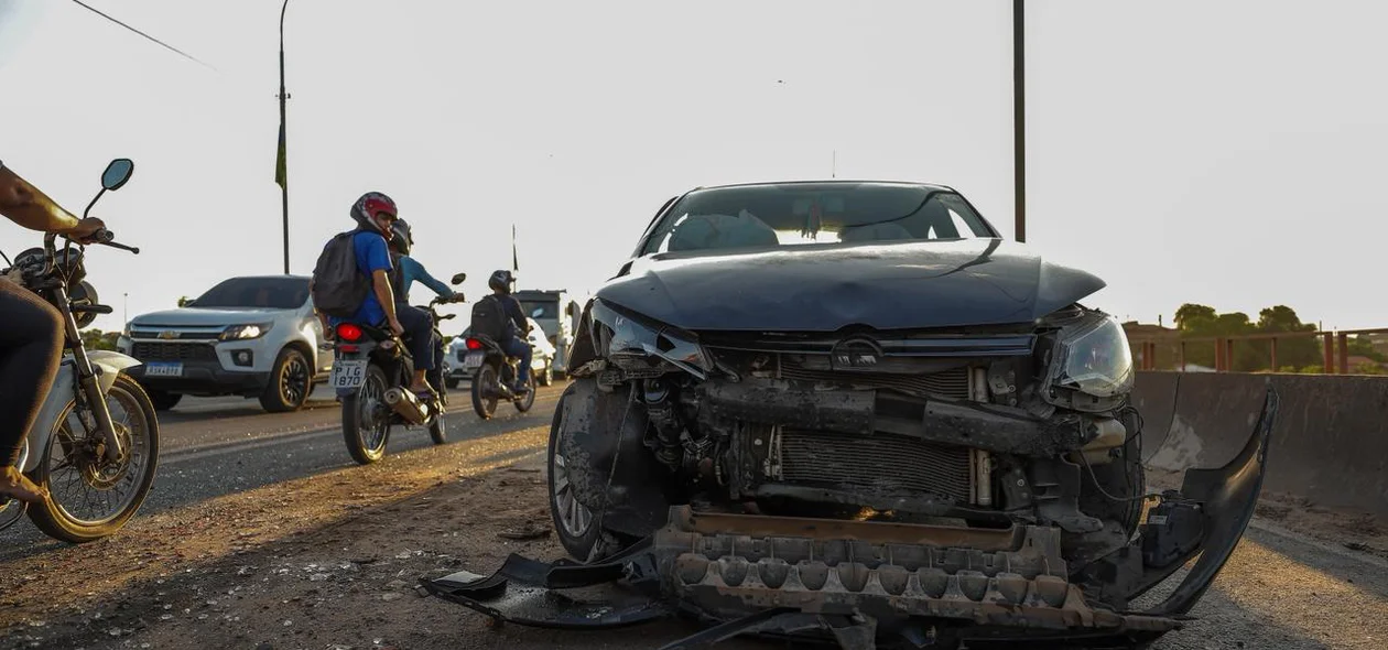 Caminhões colidiram na frente e na traseira do carro